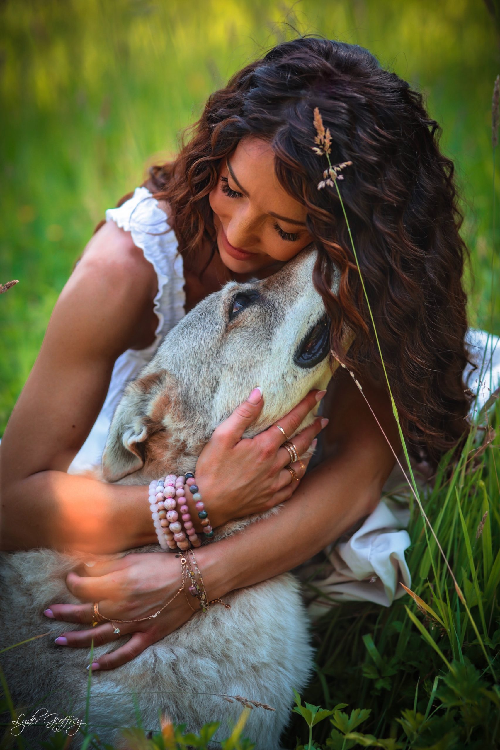 Céline enlassant un loup